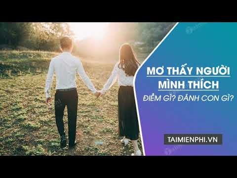Cô gái trẻ mỉm cười rạng rỡ, tượng trưng cho tình yêu và sự tự tin khi mơ thấy crush.
