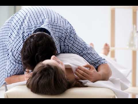 Hình ảnh minh họa một người đang ôm người yêu, thể hiện sự trân trọng mối quan hệ và nỗi sợ mất mát