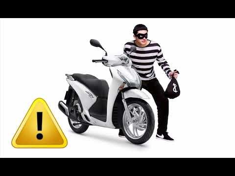 Một người đang lo lắng nhìn chiếc xe máy bị mất