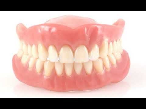 Người phụ nữ lo lắng về hàm răng giả của mình, tượng trưng cho sự che đậy và thiếu tự tin